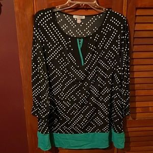 So pretty! Roz & Ali Blouse. 3/4 Sleeve 1X. B/W Polka Dots w/Green accent.